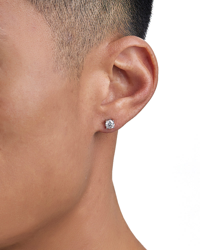 FROST ONE 60PT モアサナイト ピアス White Gold 着用写真